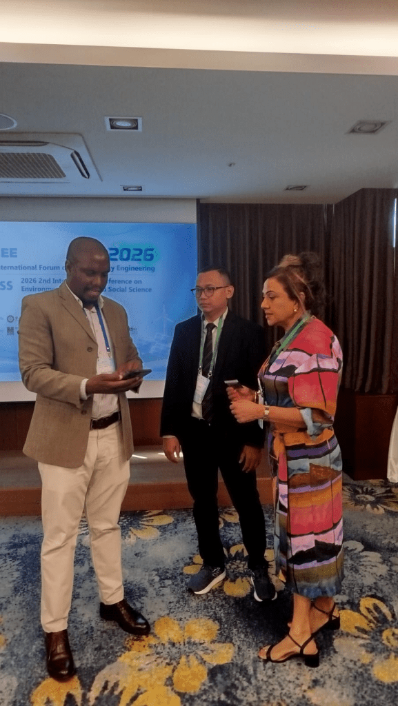 Delegasi UNESA berdiskusi dengan delegasi dari universitas lain